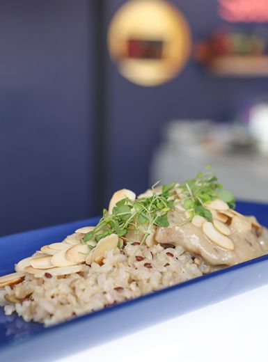 Escalope Suíno Speciale Servido com Arroz 7 Grãos e Bacon