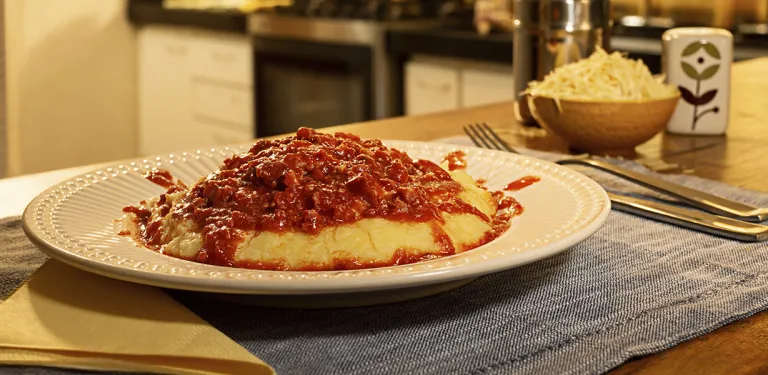 Ragu de Linguiça Calabresa com Polenta Cremosa