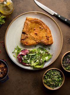 T-bone Grelhado com Pimentas Rosas, Chutney de Abacaxi e Cebolas Caramelizadas