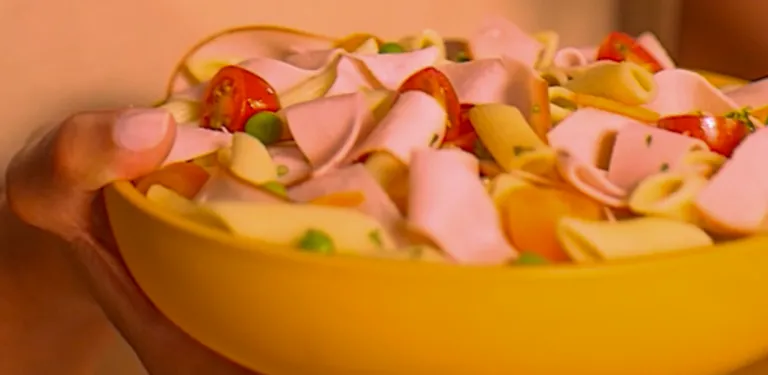 Salada de Penne com Peito de Peru, Tomatinho, Ervilha e Ervas