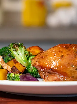 Sobrecoxas de Frango com Salada de Vegetais