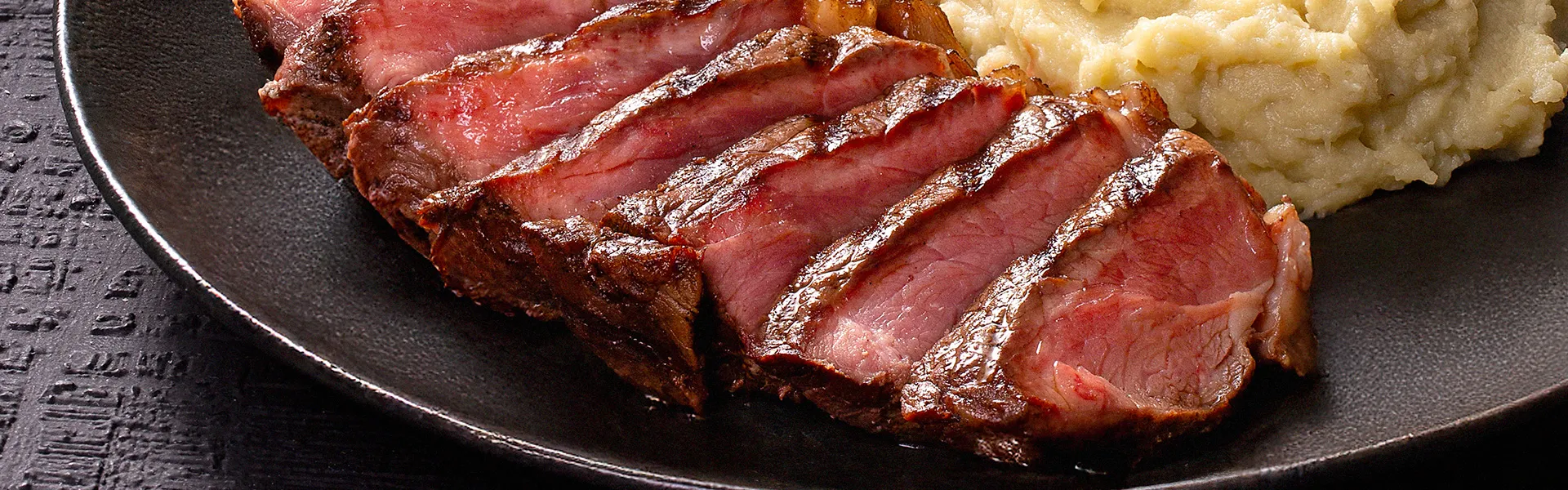 Contra Filé ao Molho de Damasco com Purê de Batata Doce