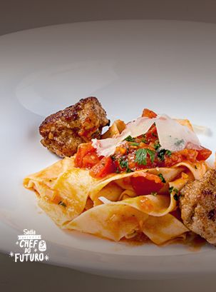 Tagliatelle Al Pomodoro com Almôndegas de Peru Sadia