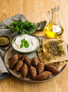 Pão Árabe com Zaatar e Kibe