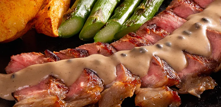 Contrafilé ao Molho de Pimenta (peppercorn Sauce) e Aspargos