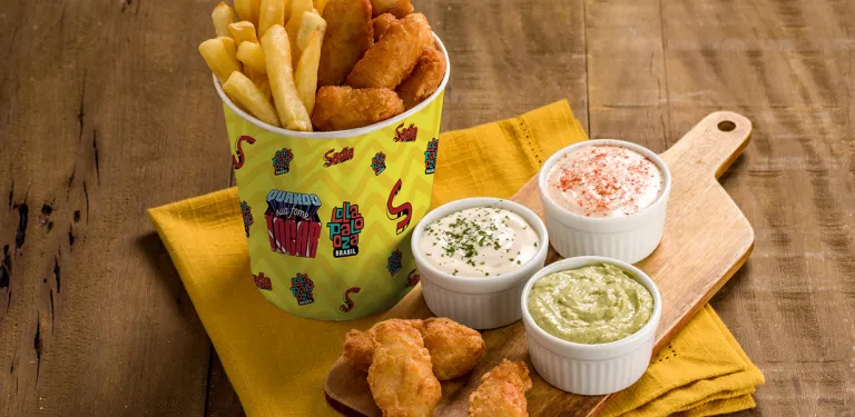 Peito de Frango em Tiras Empanado + Batatas Fritas no Balde (empanadíssimo Sadia)