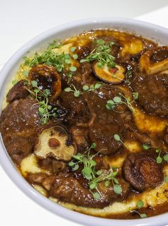 Chef Carla Pernambuco: Ossobuco Baseado com Cerveja Preta e Polenta Cremosa