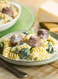 Macarrão Cremoso com Almôndegas