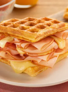 Sanduíche de Waffle com Peito de Peru e Queijo Sadia