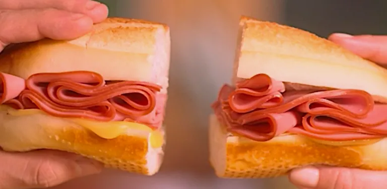 Pão Francês com Mortadela e Queijo Prato