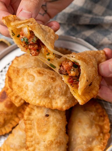 Pastel de Linguiça e Queijo por Léo Abreu