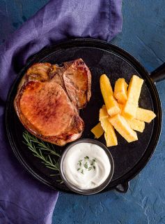 T-bone Suíno com Aioli de Dijon e Polenta Crocante