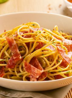 Espaguete Mediterrâneo com Salame