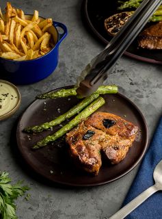 Bife Ancho com Molho de Mostarda e Alho Negro e Batatas Fritas e Aspargos