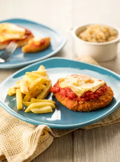 Parmegiana com Hambúrguer de Frango Empanado