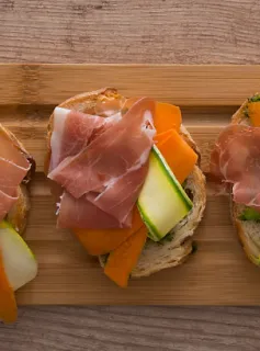 Antepasto Italiano Feito à Base de Pão, Tostado em Grelha no Azeite, com Presunto Parma Sadia Speciale (bruschettas)